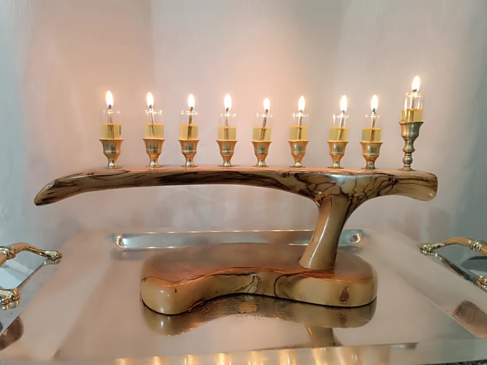 HA2 חנוכיה מעץ זית עם כנים