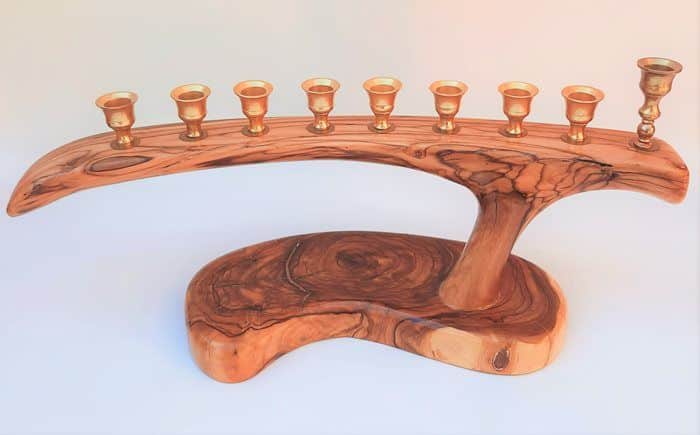 HA2-6 חנוכיה מעץ זית עם כנים