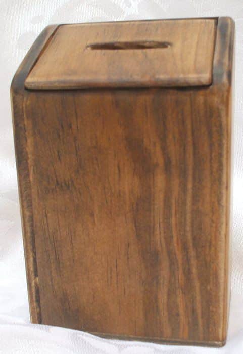 KU2 קופת צדקה עץ קרולינה צבוע ללא כיתוב